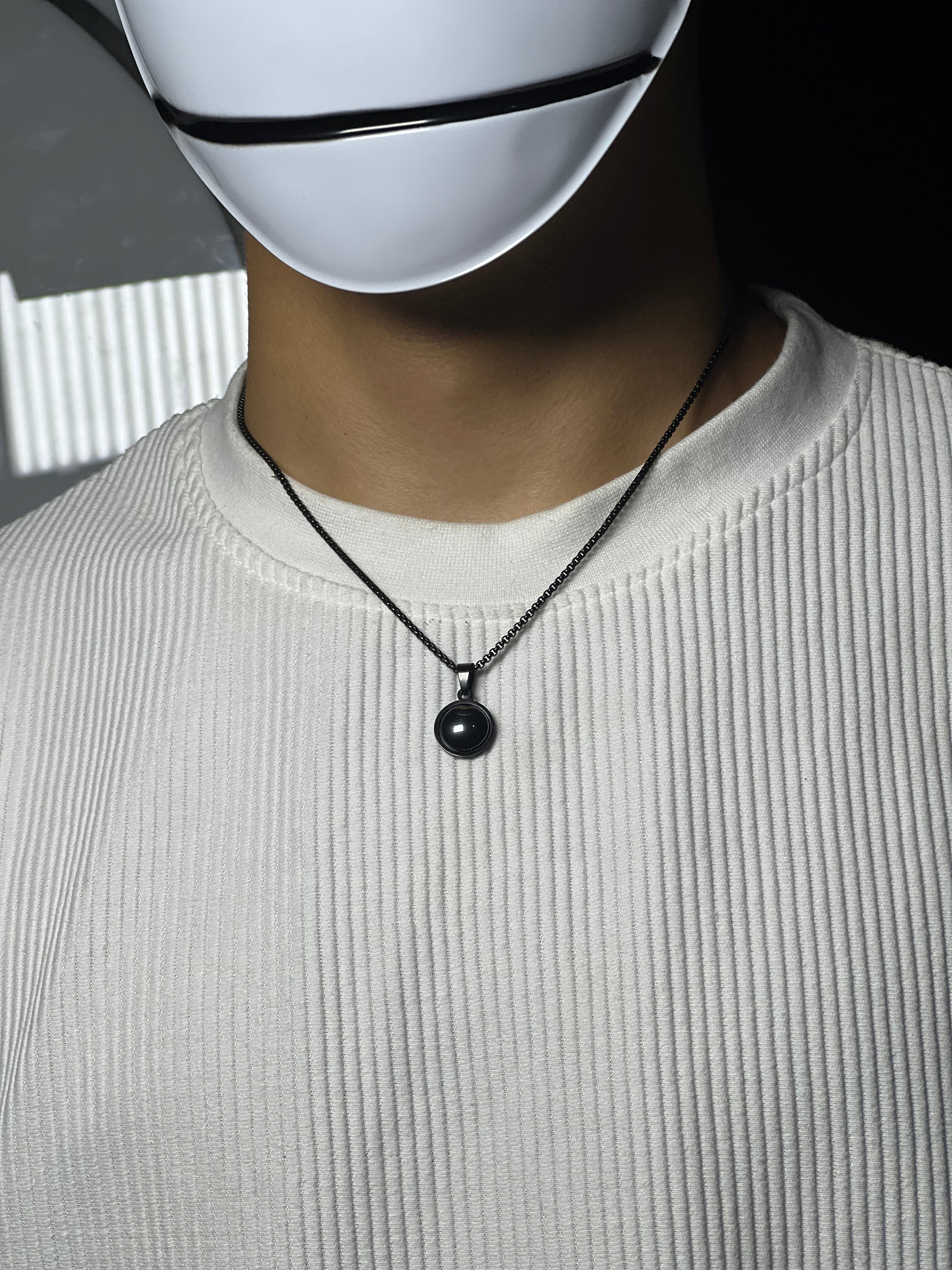 Collier élégant à chaîne noire avec un boîtier noir foncé