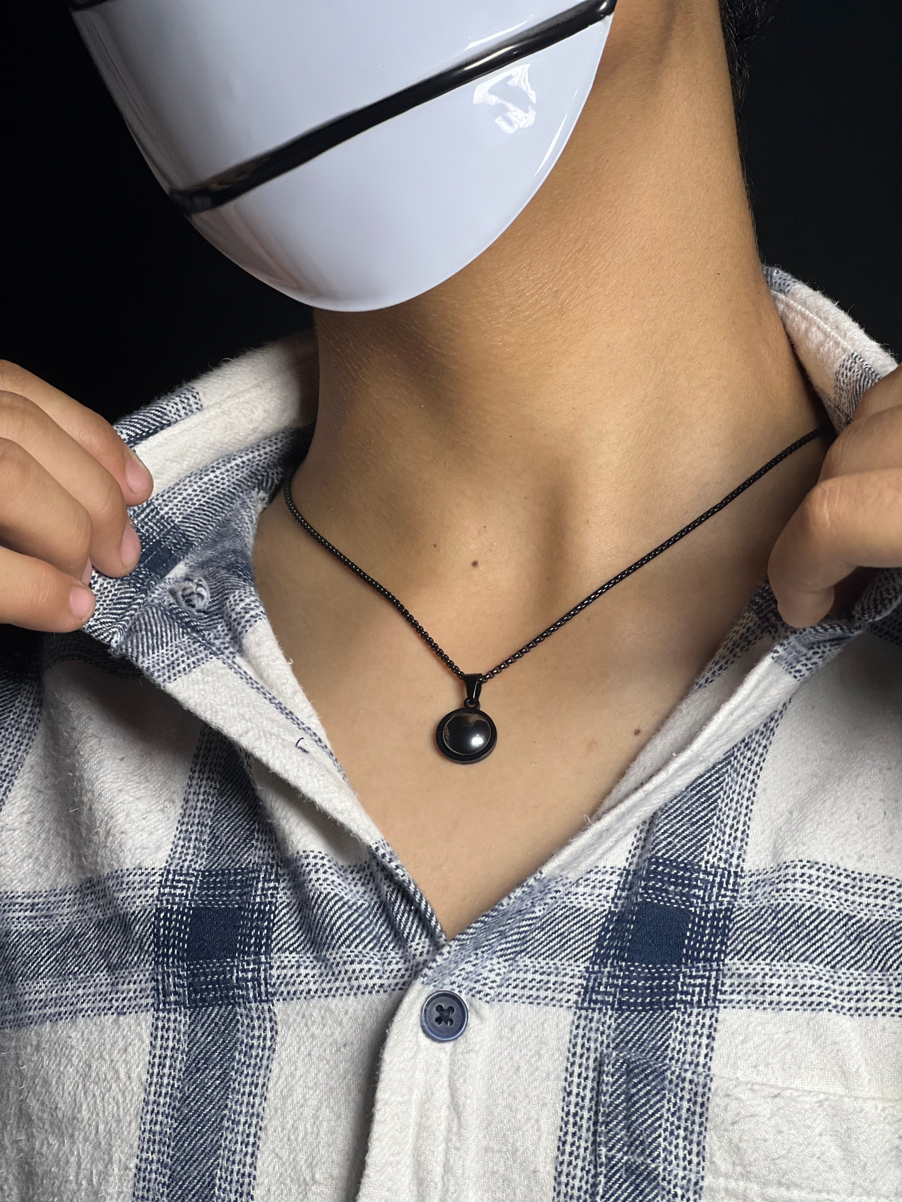 Collier élégant à chaîne noire avec un boîtier noir foncé