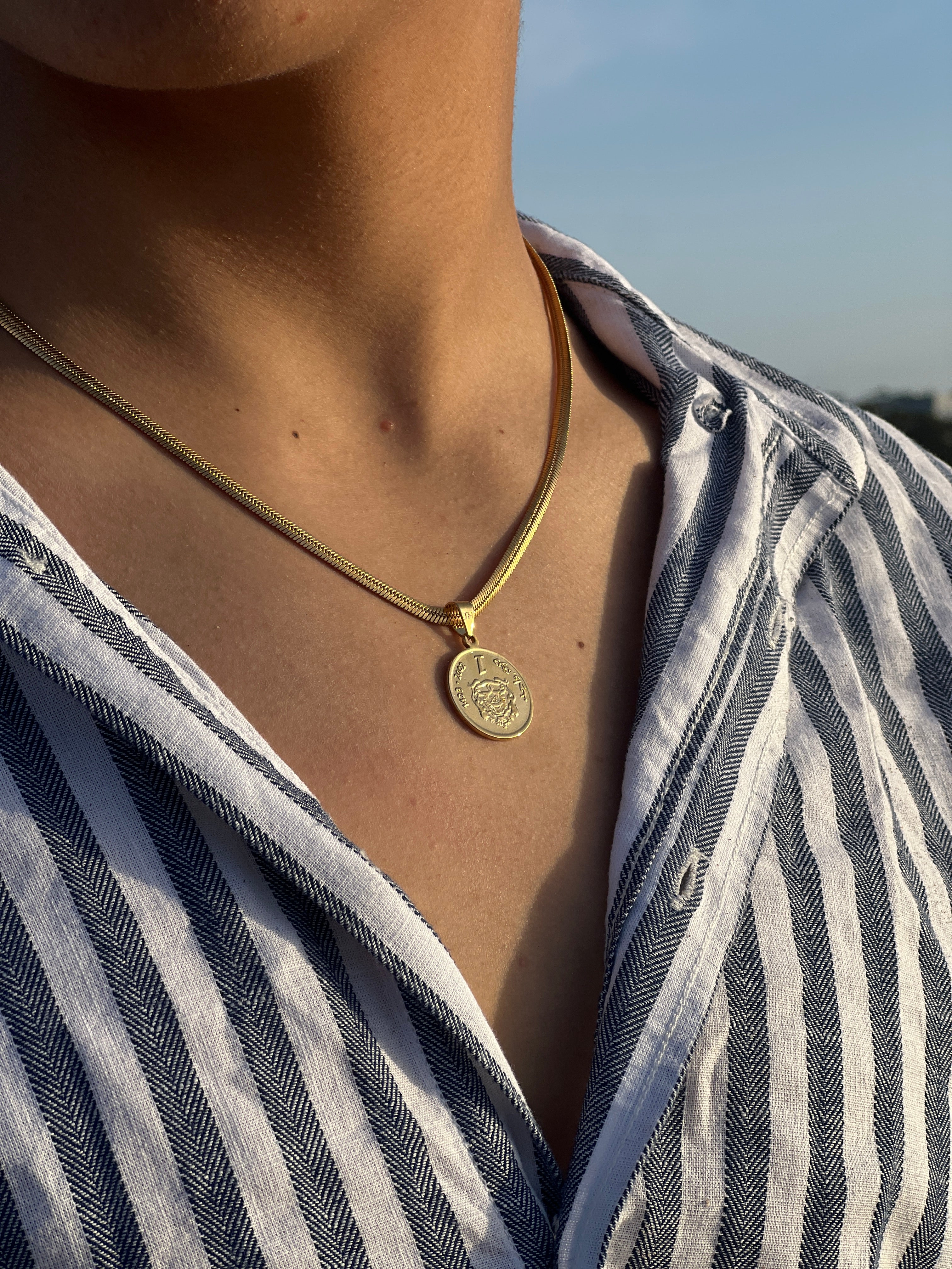Collier doré inspiré du dirham marocain
