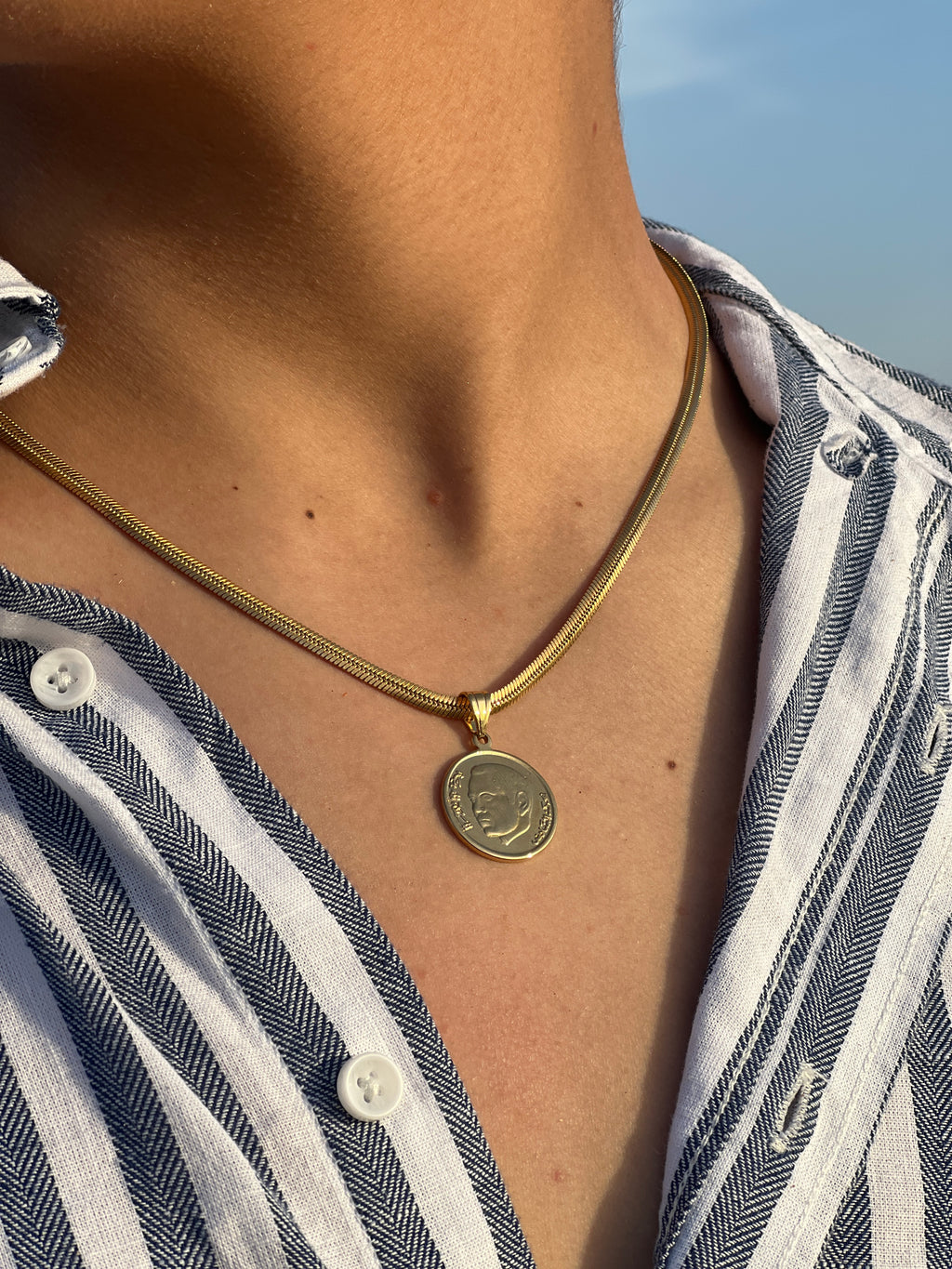 Collier doré inspiré du dirham marocain