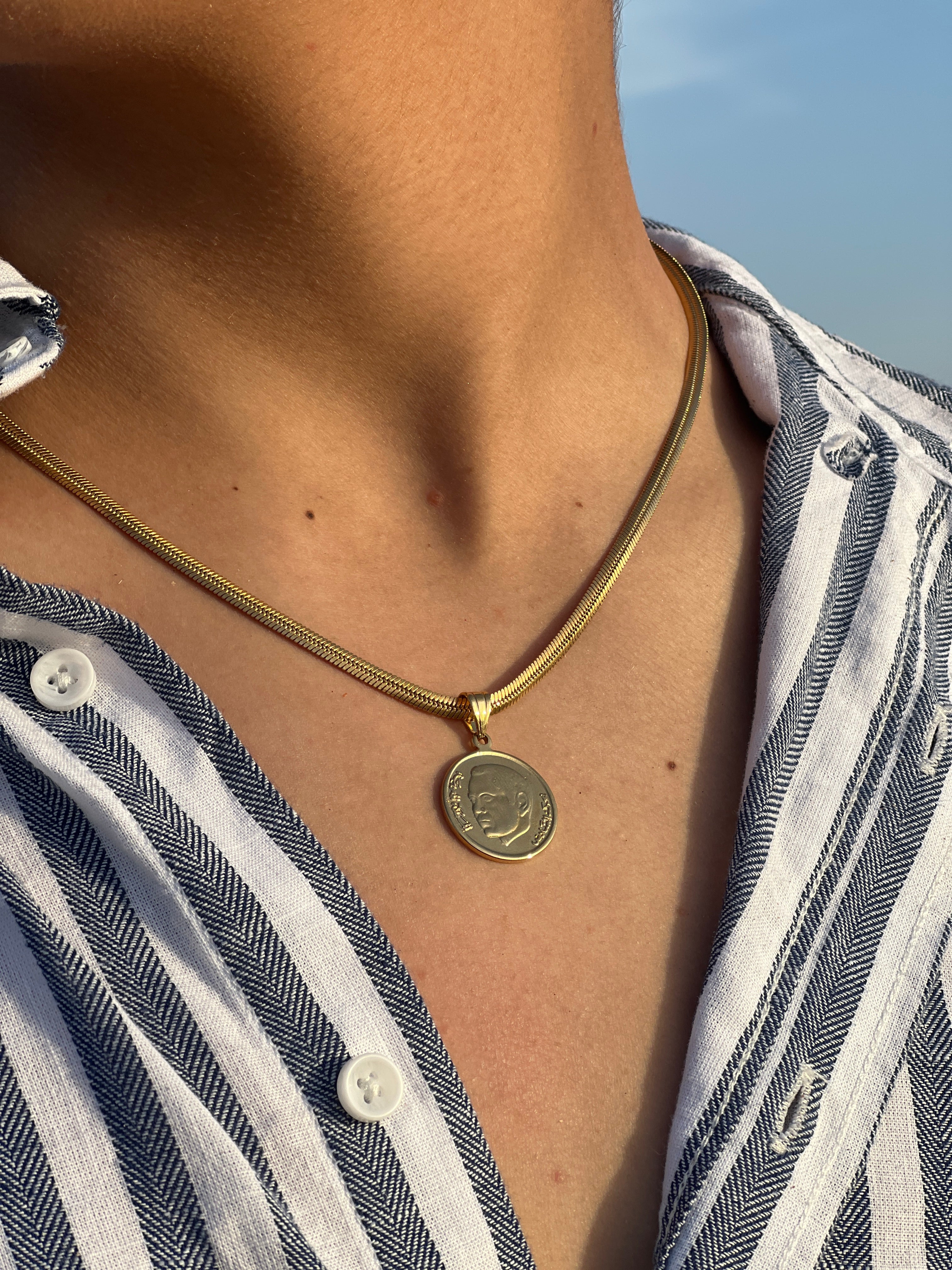 Collier doré inspiré du dirham marocain